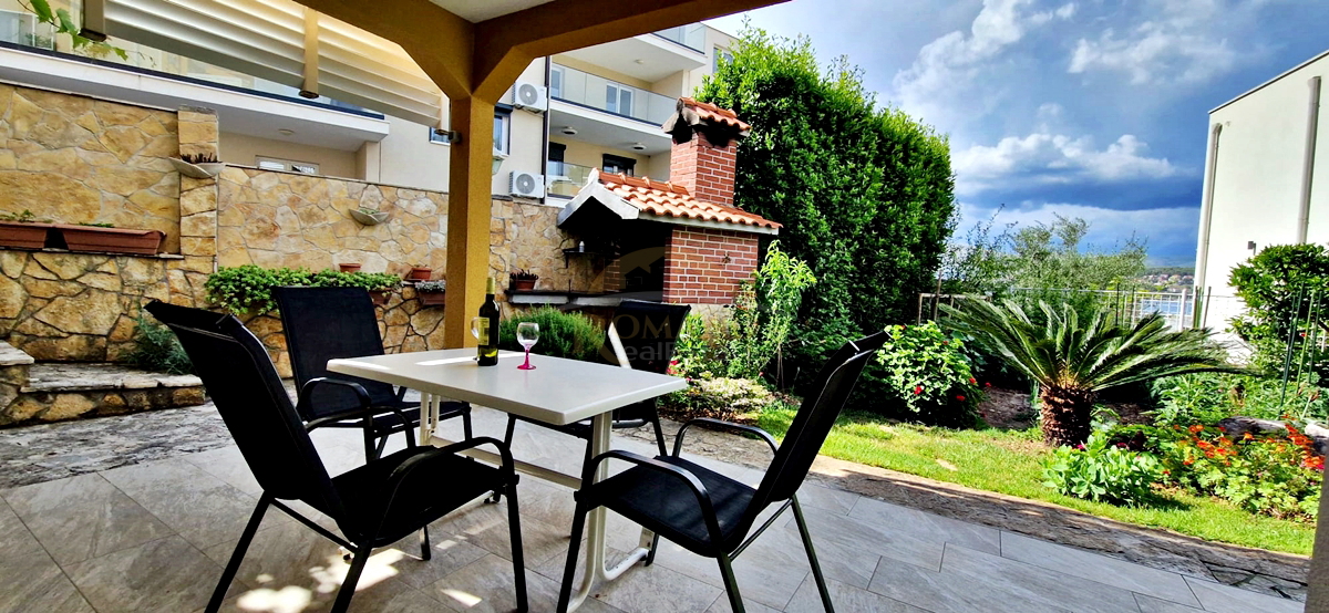 Casa con appartamenti a Okrug Gornji/Čiovo, seconda fila dal mare - 5 appartamenti